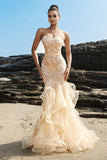 Robe de soirée bustier sirène à volants champagne et paillettes