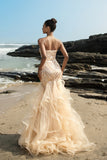 Robe de soirée bustier sirène à volants champagne et paillettes