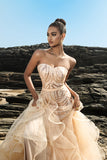 Robe de soirée bustier sirène à volants champagne et paillettes