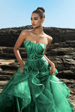 Robe de soirée bustier sirène à volants champagne et paillettes