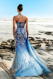 Robe de soirée dos nu à sequins sirène bleue avec fente