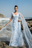 Robe de soirée fourreau bleu à col en V avec manches cape
