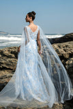 Robe de soirée fourreau bleu à col en V avec manches cape