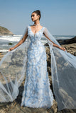 Robe de soirée fourreau bleu à col en V avec manches cape