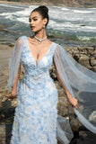 Robe de soirée fourreau bleu à col en V avec manches cape
