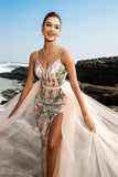 Robe de soirée sirène scintillante à bretelles spaghetti blush avec cape