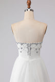 Robe de mariée longue blanche en satin perlée brette sans bretelles