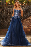 Corset bleu marine sans bretelles transparent Une robe de bal longue en tulle avec des sequins