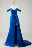Robe longue de bal de bal satin bleu royal plissée aux perles dénudée d’épaules, sirène avec fente