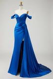 Robe longue de bal de bal satin bleu royal plissée aux perles dénudée d’épaules, sirène avec fente