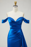 Robe longue de bal de bal satin bleu royal plissée aux perles dénudée d’épaules, sirène avec fente