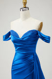Robe longue de bal de bal satin bleu royal plissée aux perles dénudée d’épaules, sirène avec fente