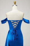 Robe longue de bal de bal satin bleu royal plissée aux perles dénudée d’épaules, sirène avec fente