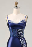 Robe de soirée longue bleu marine à corset brodé de perles et fente