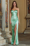 Robe de demoiselle d’honneur longue en satin froncé vert menthe avec fente