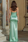 Robe de demoiselle d’honneur longue en satin froncé vert menthe avec fente
