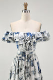 Floral bleu à volants sur l’épaule Une robe de demoiselle d’honneur trapèze