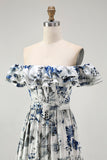 Floral bleu à volants sur l’épaule Une robe de demoiselle d’honneur trapèze