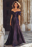 Robe longue de mère de mariée en satin fourreau prune à épaules dénudées