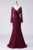 Robe longue de la mère de la mariée en dentelle cabernet, encolure en V