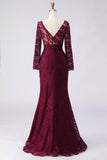 Robe longue de la mère de la mariée en dentelle cabernet, encolure en V