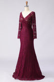 Robe longue de la mère de la mariée en dentelle cabernet, encolure en V