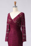 Robe longue de la mère de la mariée en dentelle cabernet, encolure en V