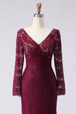 Robe longue de la mère de la mariée en dentelle cabernet, encolure en V
