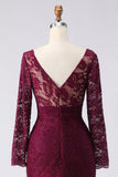 Robe longue de la mère de la mariée en dentelle cabernet, encolure en V