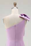 Robe blanche moulante à une épaule avec nœud élégant