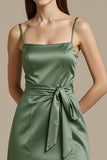 Robe longue cravate noire en satin vert clair avec fente