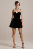 Simple Velours Noir Une Ligne Spaghetti Bretelles Robe De Cocktail Courte Avec Dentelle
