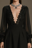 Robe de cocktail courte à manches longues en mousseline de soie noire à col en V profond