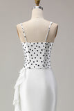 Robe de bal longue en satin à volants à pois noirs blancs et fendue