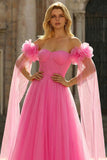 Robe longue de bal en tulle plissé à plis à l’épaule décalée rose vif avec serpentin