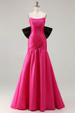 Robe de soirée longue en satin fuchsia coupe bustier à décolleté cabriolet avec grand nœud
