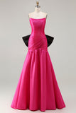 Robe de soirée longue en satin fuchsia coupe bustier à décolleté cabriolet avec grand nœud