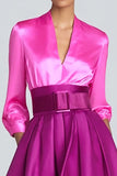 Robe longue formelle à manches trapèze en satin fuchsia et magenta à col en V