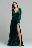 Robe longue formelle en velours vert foncé à col en V avec fente