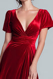 Robe longue formelle en velours rouge à col en V