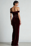 Robe longue formelle à épaules dénudées en velours bordeaux perlé