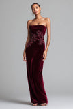 Robe longue formelle gainée en velours bordeaux à appliques