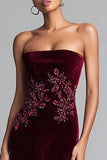 Robe longue formelle gainée en velours bordeaux à appliques