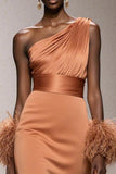 Robe longue sirène en satin orange à une épaule avec plumes