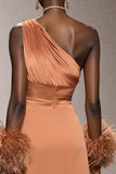 Robe longue sirène en satin orange à une épaule avec plumes