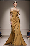 Robe longue formelle en satin sirène jaune à épaules dénudées