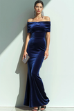 Robe de soirée maxi en velours sirène bleu marine à épaules dénudées