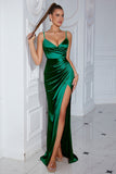 Robe de bal longue froncée en satin vert foncé à bretelles spaghetti avec fente