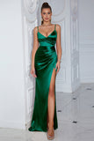 Robe de bal longue froncée en satin vert foncé à bretelles spaghetti avec fente