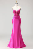 Belle sirène en fuchsia, corset plissé à paillettes, longue robe de bal avec dentelle dans le dos